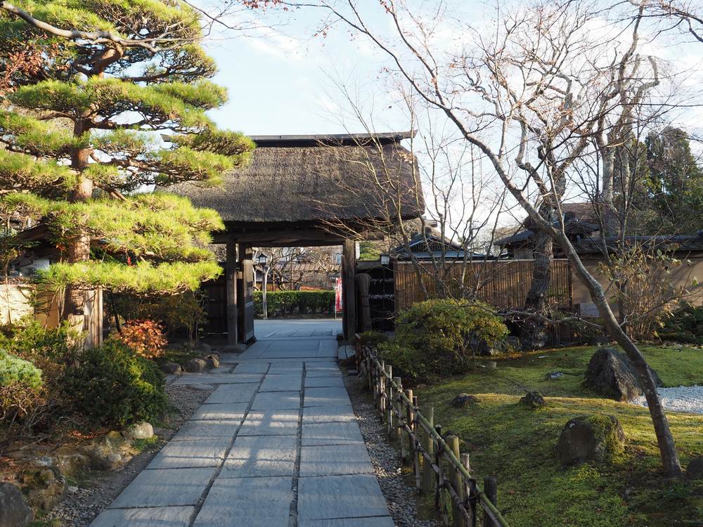 晩秋の円通院の出入り口山門を中より臨んだ風景写真