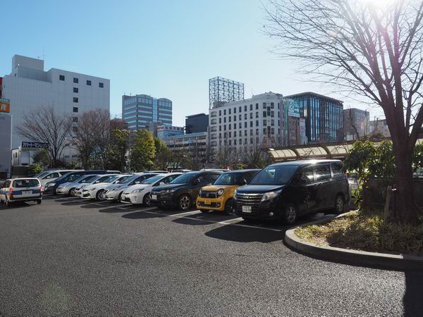 仙台駅東口の一般書量乗降場の有料駐車場の風景