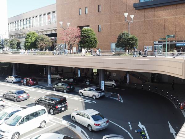 仙台駅西口の一般車両乗降場の風景