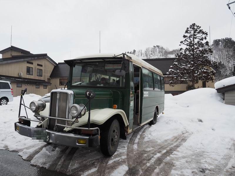 銀山温泉のボンネットバスの写真風景