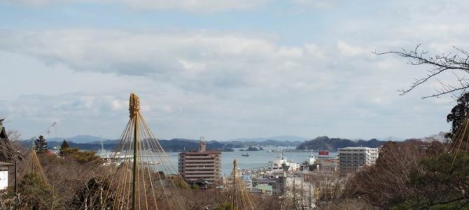 塩釜神社から港を見下ろす風景