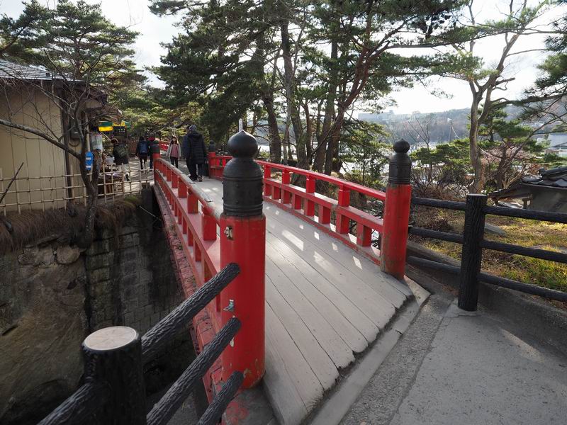 松島五大堂の最初の赤い橋が迎えてくれる風景