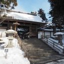 冬の2月の中尊寺の本堂の入り口の風景