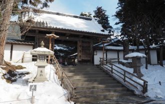 冬の2月の中尊寺の本堂の入り口の風景