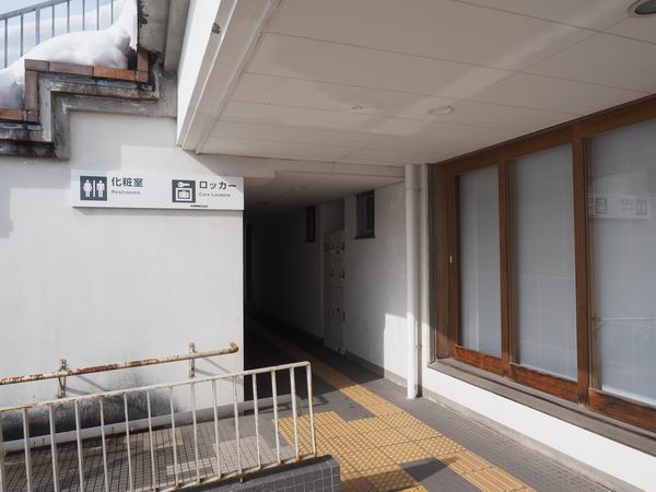大石田駅のコインロッカーの入り口トイレ脇