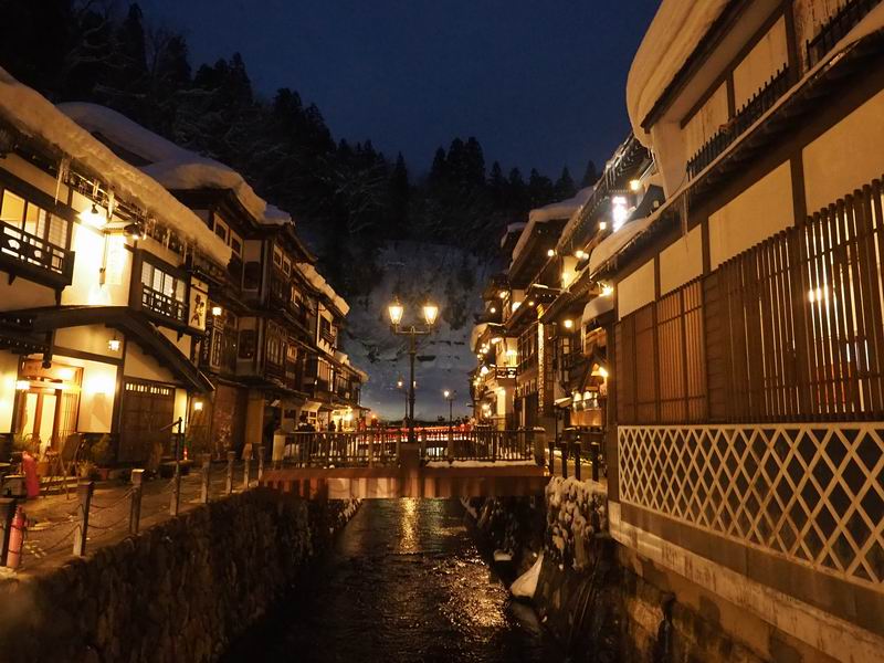 銀山温泉の夜の風景写真