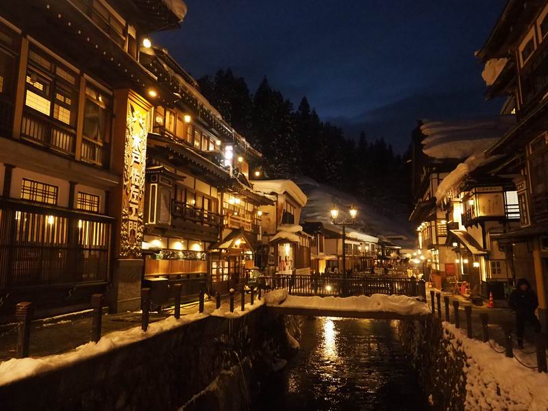銀山温泉の夜の風景写真