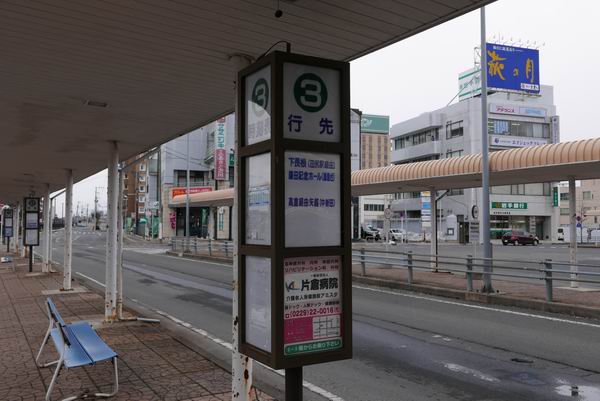 古川駅の3番バス乗り場の風景