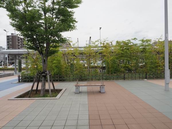 金沢駅西口の日本庭園風の場所の風景