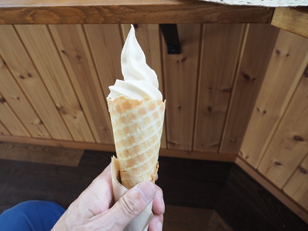 館ヶ森アーク牧場のラベンダーソフトクリームの写真