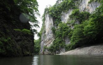 猊鼻渓舟下りの初夏の風景写真