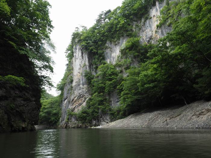 猊鼻渓の舟下り終点附近の風景写真