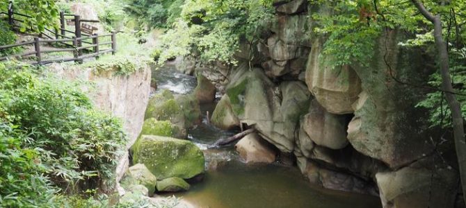 磊々峡の奇岩の風景写真
