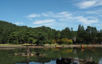 毛越寺の大泉ヶ池の初秋の風景写真