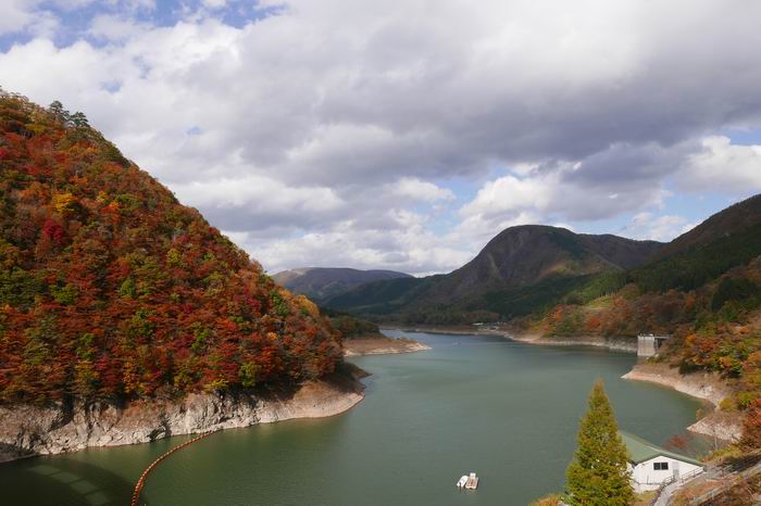 鳴子ダムの秋の紅葉の風景写真