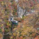 鳴子峡の電車の風景写真