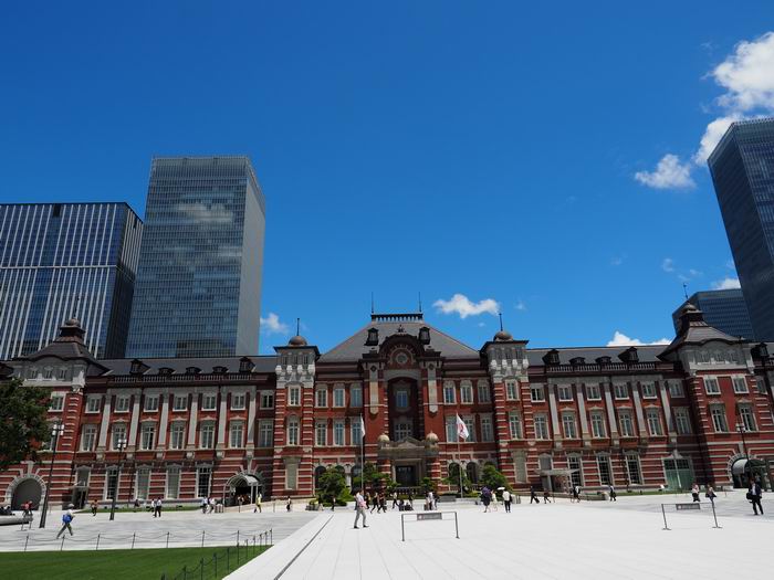 東京駅の丸の内中央口を望んだ正面の風景写真