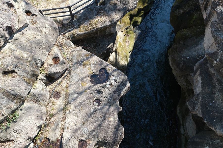 xt3のレビュー画質の評価磊々峡の恋人の聖地覗き橋の上からハート形を角度を変えてみる