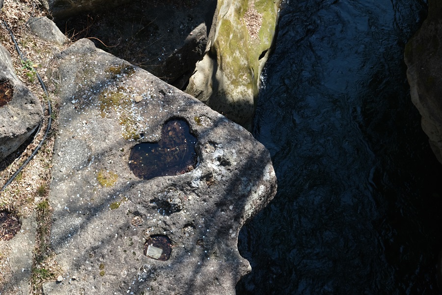 xt3のレビュー画質の評価磊々峡の恋人の聖地覗き橋から見たハート形の石をアップで撮影