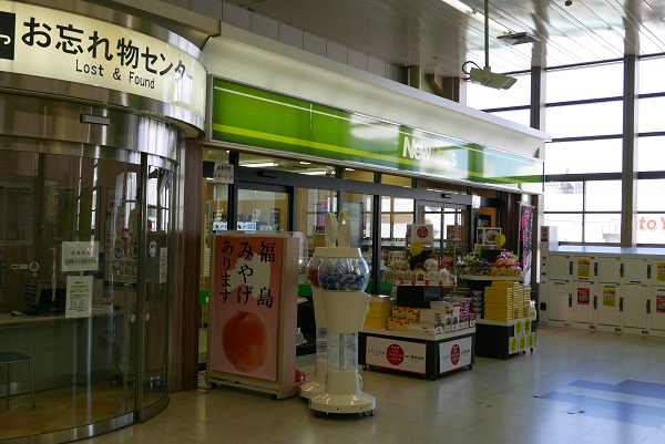福島駅のお土産売り場西口コンビニの風景写真
