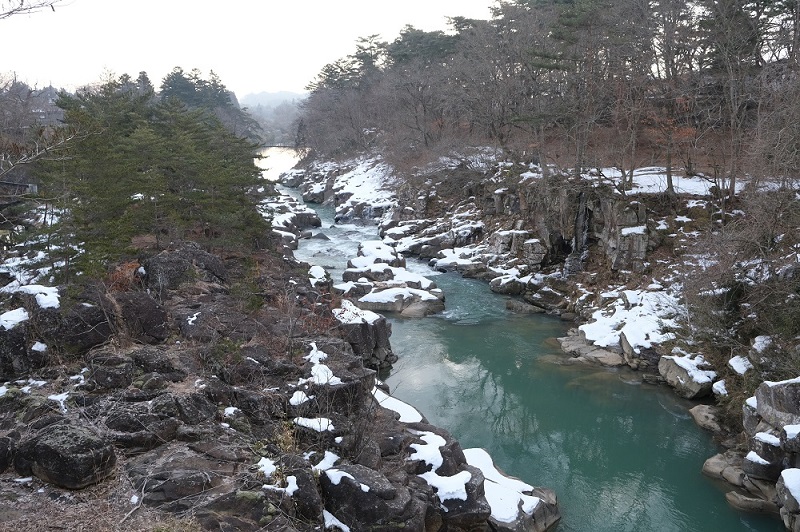x-t3で撮影した冬の厳美渓の風景写真厳美渓大橋から下流を望む