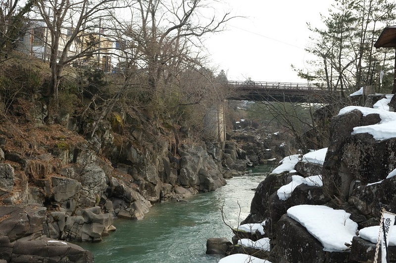 x-t3で撮影した冬の厳美渓の風景写真休みどころから下流側厳美渓大橋を望む写真