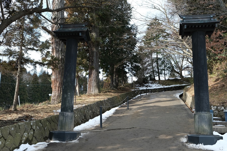 xt3のレビュー画質の評価中尊寺月見坂の冬の風景写真入口の山門