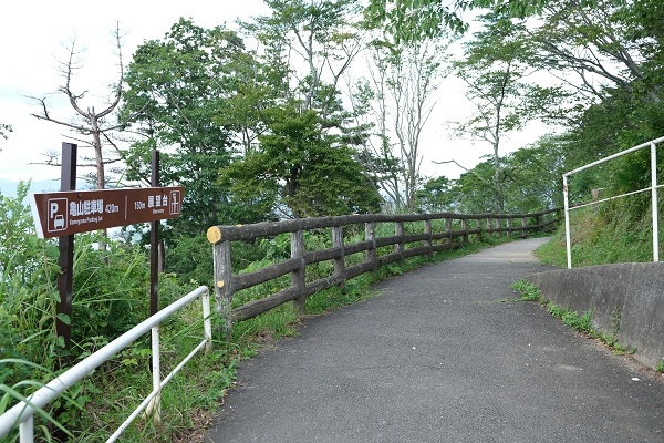 亀山山頂までの遊歩道の風景写真