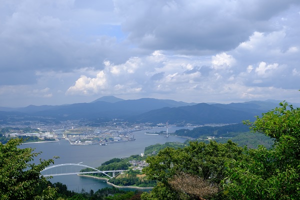 亀山展望台から見た気仙沼大橋の風景写真