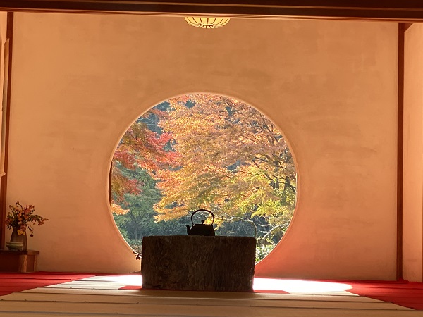 明月院の丸窓の風景写真